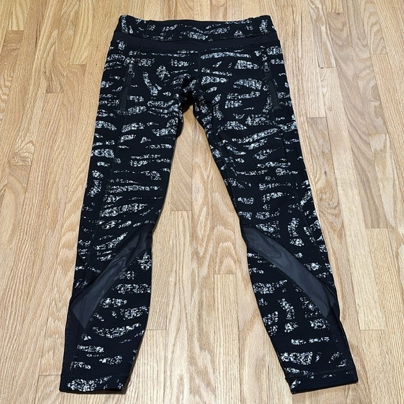 Lululemon Inspire Tight II Graf Black White / Black Athletic Legging circa 2016 - Picture 2 of 10